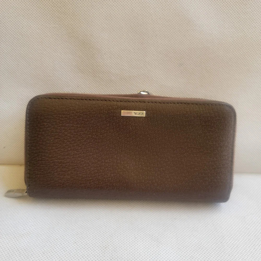 TUMI BROWN PEBBLED LEATHER BROWN WALLET (sz 7-1/2")